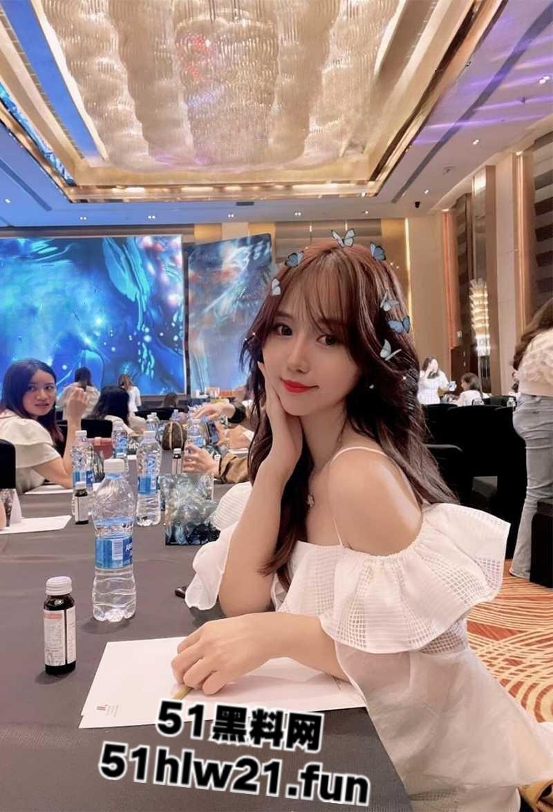 顺德农行职员【陈雪莹】乱交视频流出,清纯御姐独爱3P群交被两男前后顶操,叫声酥麻诱人。-8