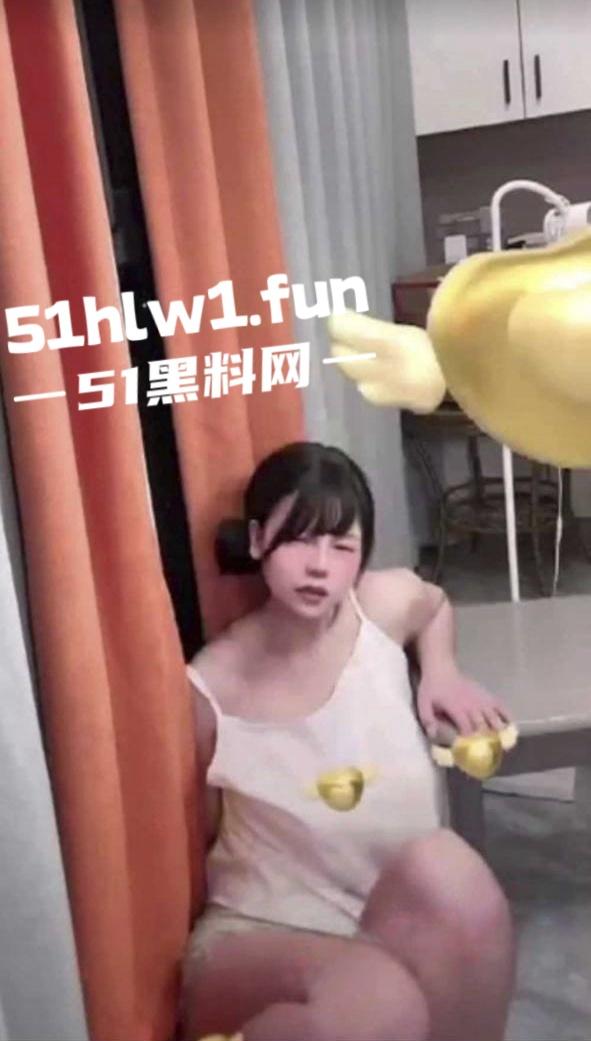 快手【幸子】直播间公然玩调教,骚货被金主塞入跳蛋远程操控爽到高潮失控有钱人真会玩。-2