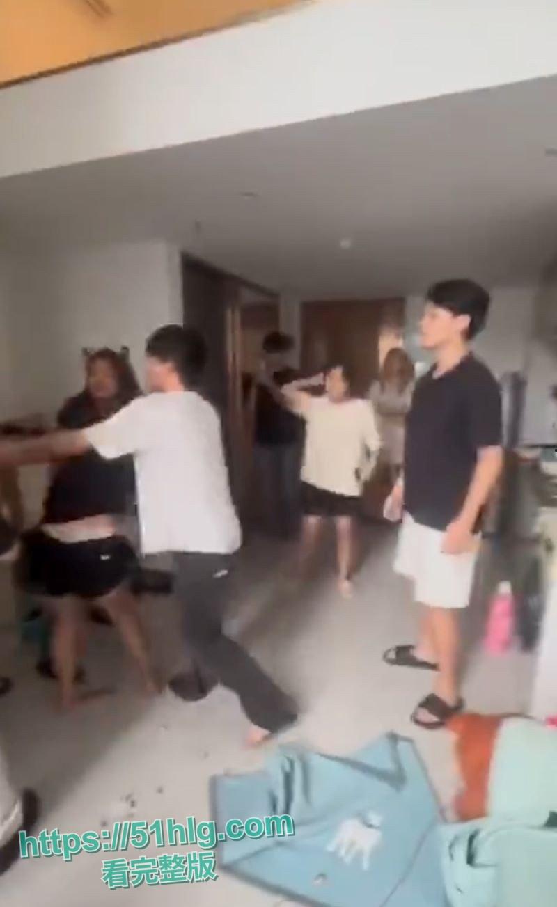 广东小仙女在线直播抓奸 家里被偷业主群求助 邻居们化身正义使者围观助阵 场面火爆十足-7