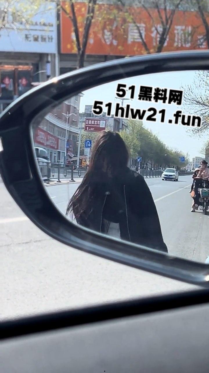 山东精神小妹嗑药过量致幻，大街上举止怪异如无脑丧尸邪崇附体样子超级可怕。-2