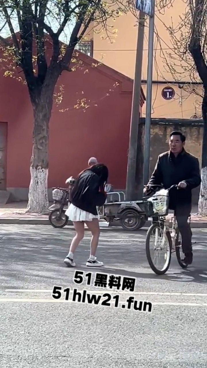 山东精神小妹嗑药过量致幻，大街上举止怪异如无脑丧尸邪崇附体样子超级可怕。-5