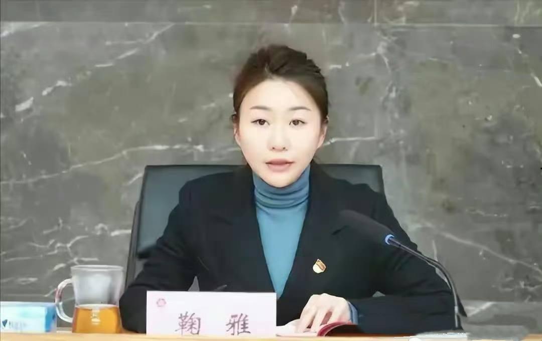 南昌市红谷滩城投资董事长鞠雅为了上位不择手段 办公室与领导啪啪做爱视频流出 骚逼做爱技术一流,难怪位高权重-2