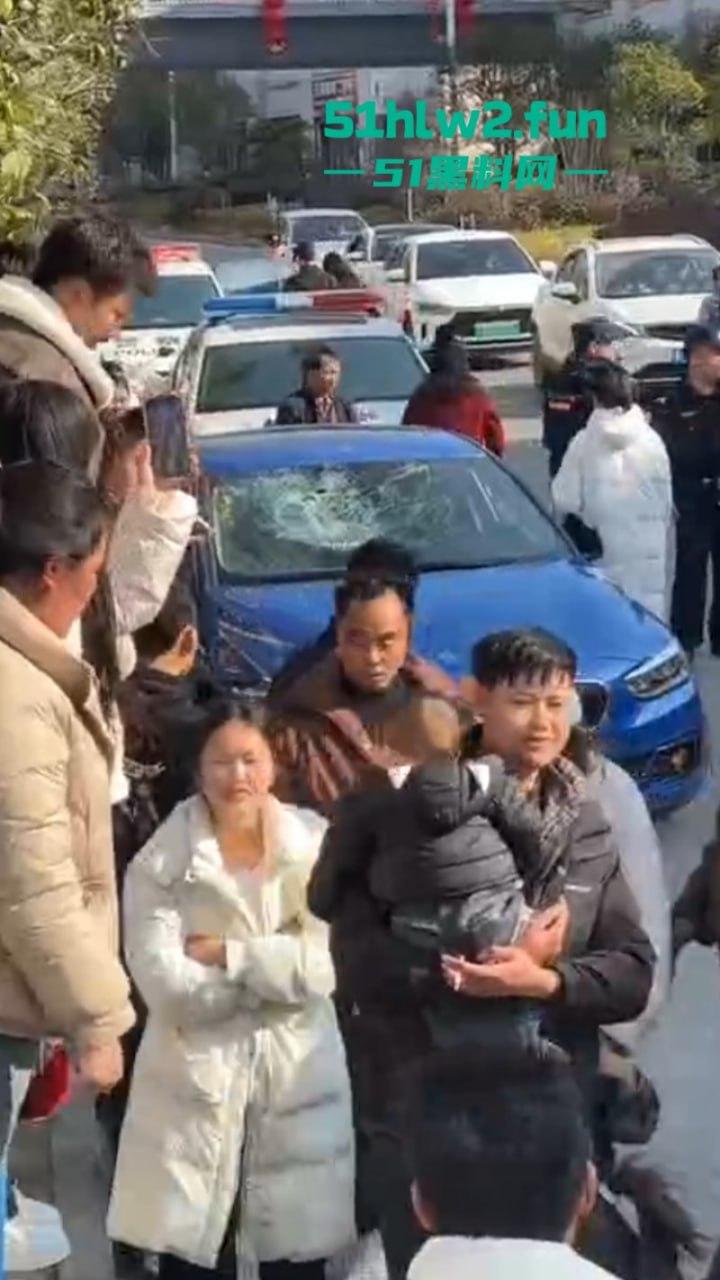 贵州紫云硬核原配当街抓小三,骑车顶猛砸车吓得狗男女龟缩车内不敢出,当街大闹惹人围观。-6