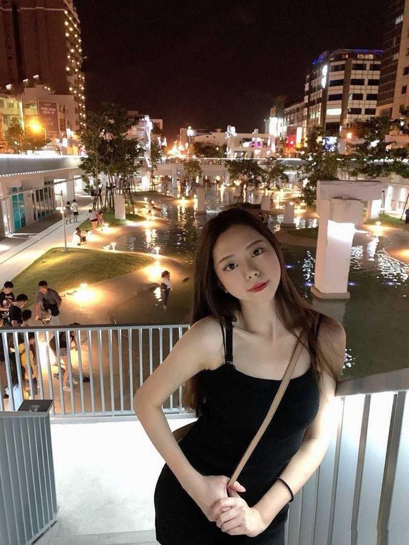 河北信工职业学院【李露】劈腿 前男友将其不雅视频曝光 高颜值 大长腿 翘着肥臀在厕所被疯狂后入-2