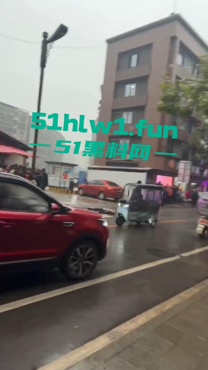 四川蓬安已婚女子装单身骗财骗爱被上头男持刀捅死,原配老公惨遭连坐一家归西。-1