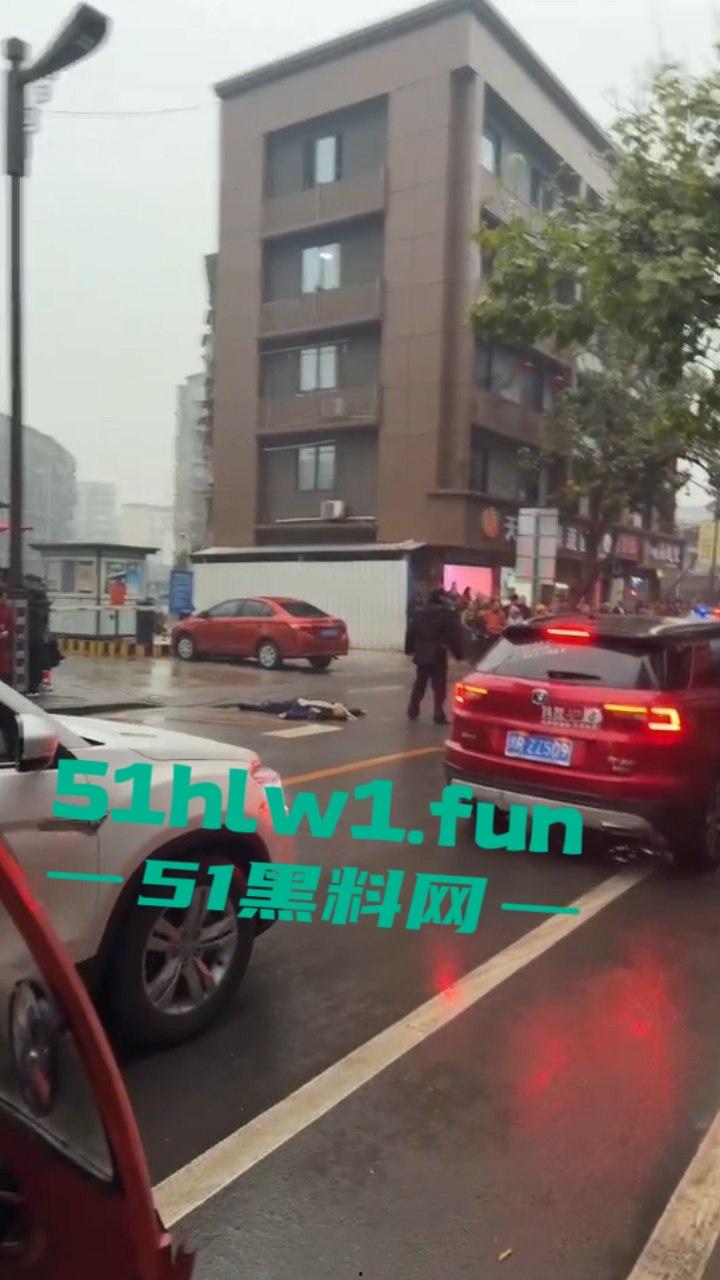 四川蓬安已婚女子装单身骗财骗爱被上头男持刀捅死,原配老公惨遭连坐一家归西。-3