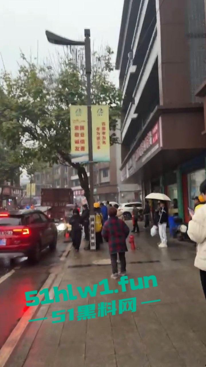 四川蓬安已婚女子装单身骗财骗爱被上头男持刀捅死,原配老公惨遭连坐一家归西。-7