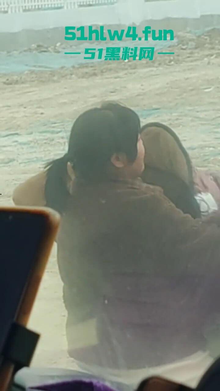 户外老头乐车震偷拍!50岁卖淫大娘拉着大爷激情野战,还得是你大爷啊这风流程度丝毫不减当年!-8