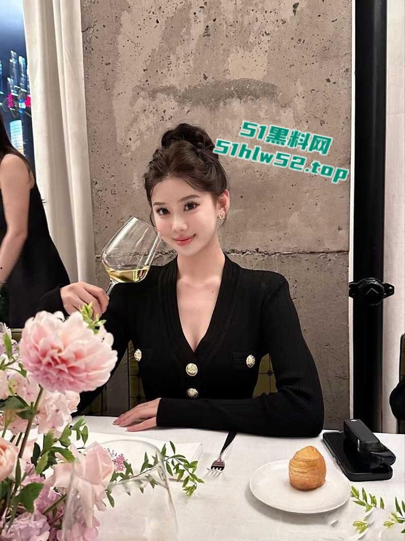 高颜值反差母狗【王舒曼】极品身材露脸骚婊,酒店口交金主爸爸被疯狂后入爆操做爱视频曝光!-3