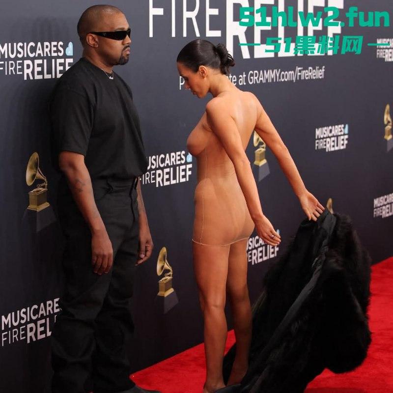 侃爷娇妻真空亮相格莱美红毯,公然上演户外露出全场惊呆!这尺度连镜头都不敢眨眼。-4