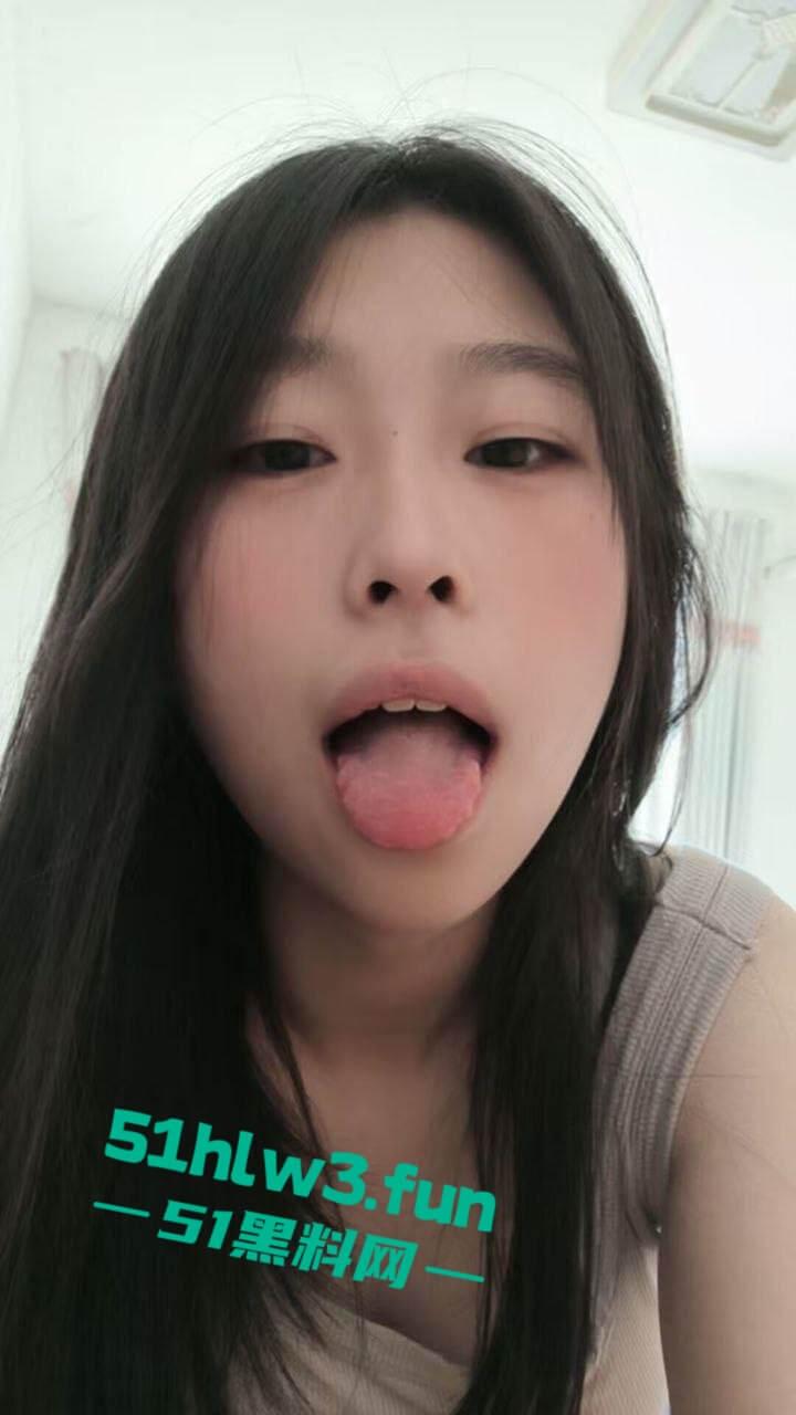 极品眼镜小母狗【季翰文】超反差的性感骚货颜值清纯甜美,内在母狗一只高潮脸居家自慰视频流出。-1