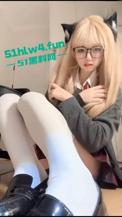 抖音擦边网红【美羊羊桑】百元门槛视频流出,甜美萝莉性感美脚让人魂飞现场隔空撸鸡。-4