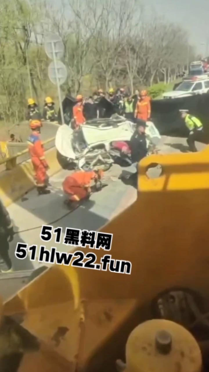 南通市六匡发生惨烈车祸,小车被运沙车侧翻压倒在车内,老两口被碾压身亡现场画面流出。-3