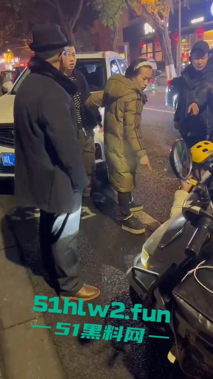 四川乐山奇葩男女，开个破吉利撞到外卖员下车辱骂对方，称自己是有钱人这逼装的能给满分。-3