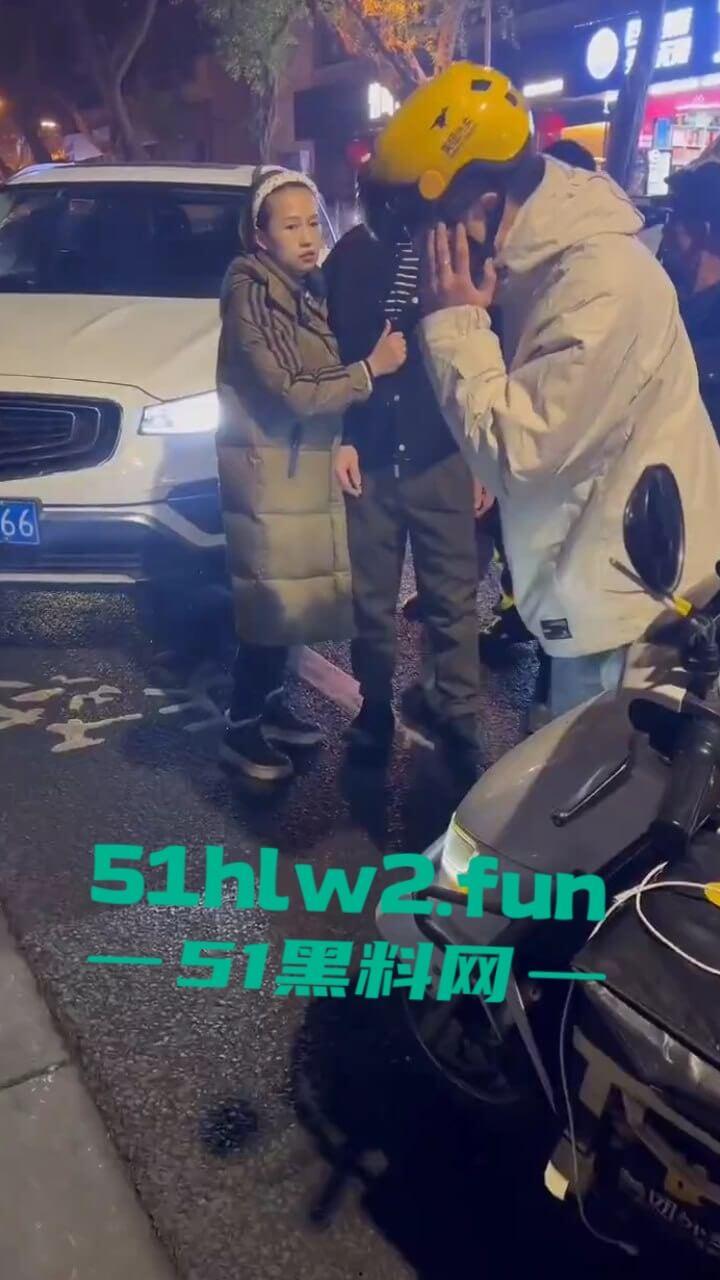 四川乐山奇葩男女，开个破吉利撞到外卖员下车辱骂对方，称自己是有钱人这逼装的能给满分。-6