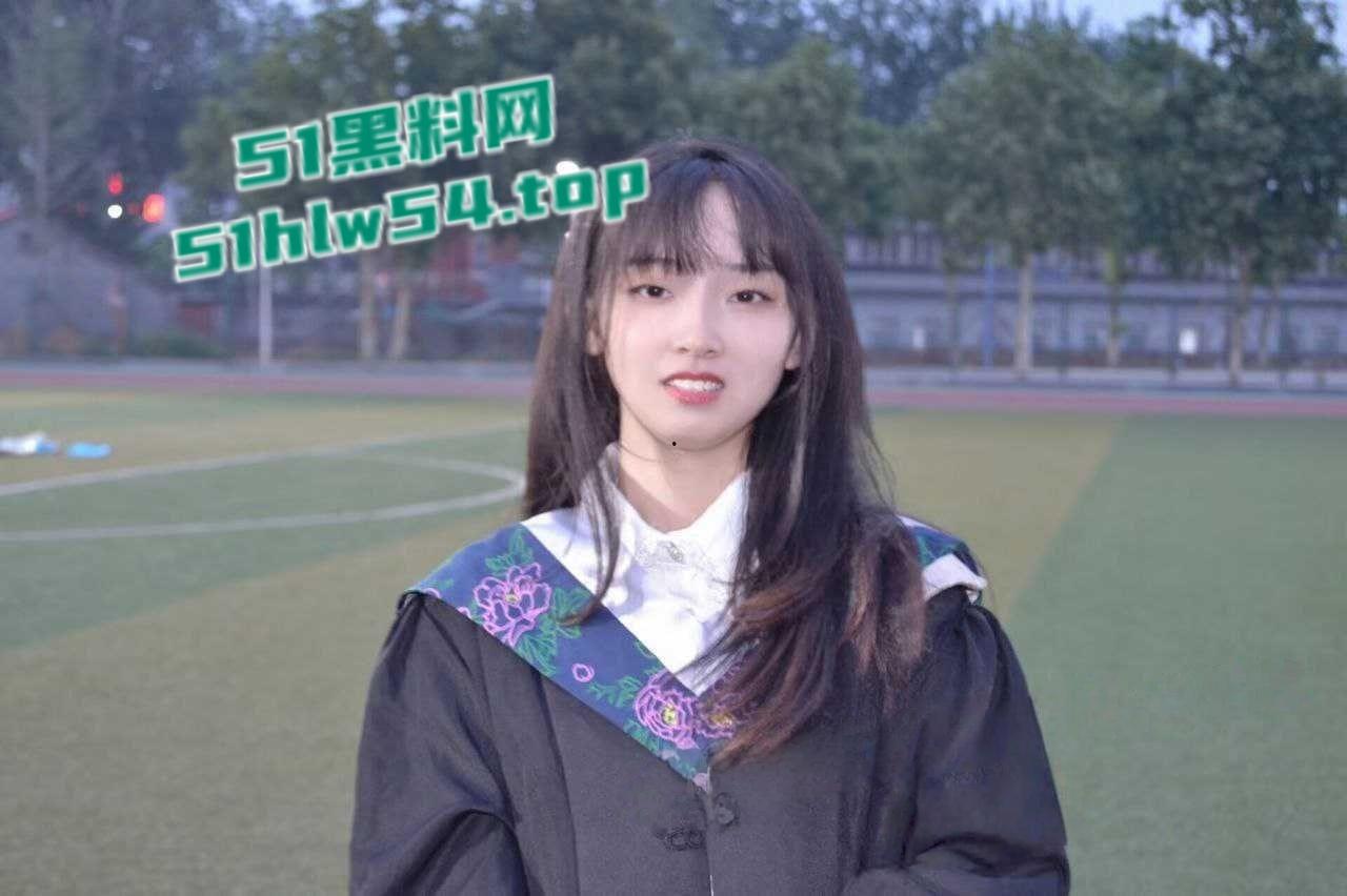 清纯女大学生露脸遭男友在酒店调教，白嫩小穴被男友猛操，后入扣逼跪爬娇喘高潮！-1