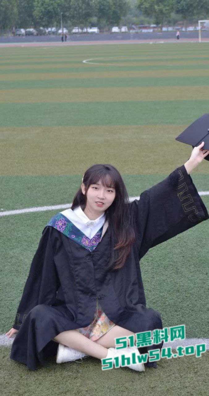 清纯女大学生露脸遭男友在酒店调教，白嫩小穴被男友猛操，后入扣逼跪爬娇喘高潮！-2