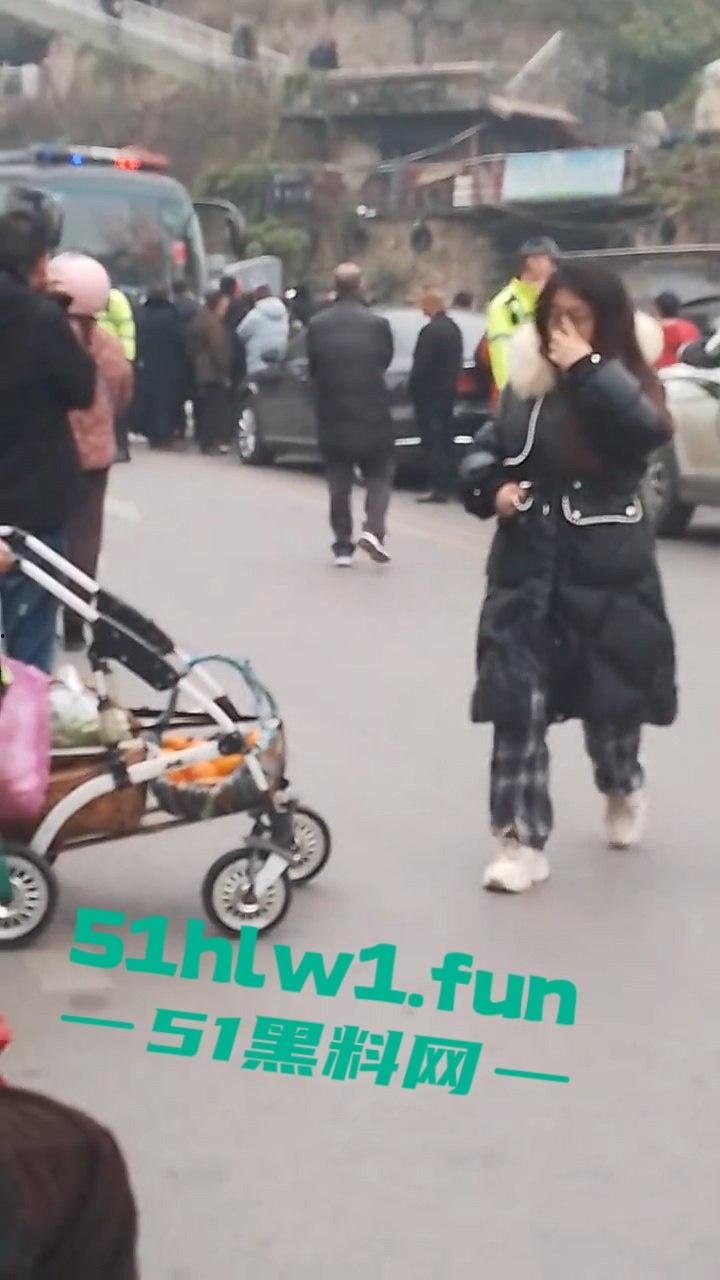 四川宜宾警方扫黄端掉一窝骚鸡,女大学生沦落风尘,众人围观快来看谁的女朋友赫然在列?-2