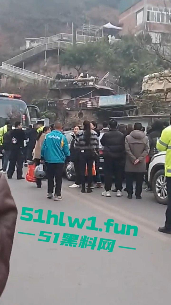 四川宜宾警方扫黄端掉一窝骚鸡,女大学生沦落风尘,众人围观快来看谁的女朋友赫然在列?-4