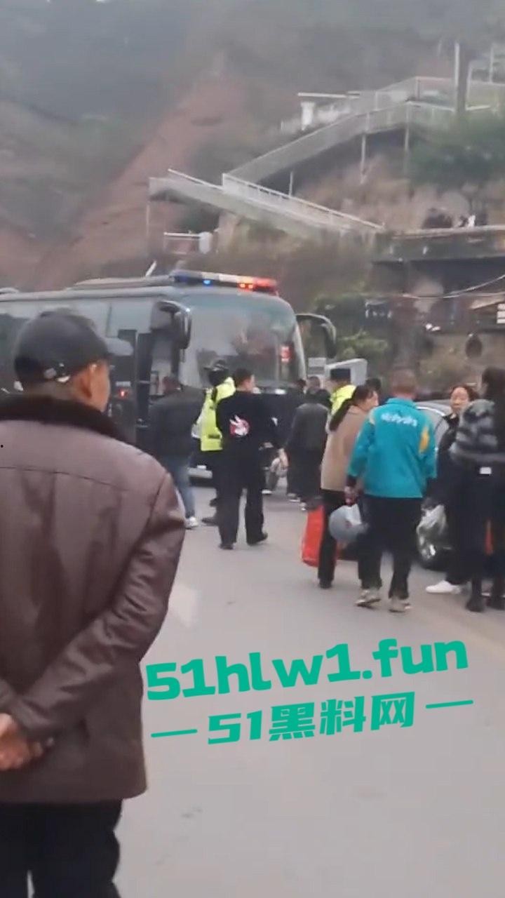 四川宜宾警方扫黄端掉一窝骚鸡,女大学生沦落风尘,众人围观快来看谁的女朋友赫然在列?-6