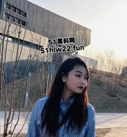 包头轻工技术学院反差妹【王静】深夜化身淫荡骚狗,黑丝翘臀疯狂榨精自慰陪睡各种约炮。-1