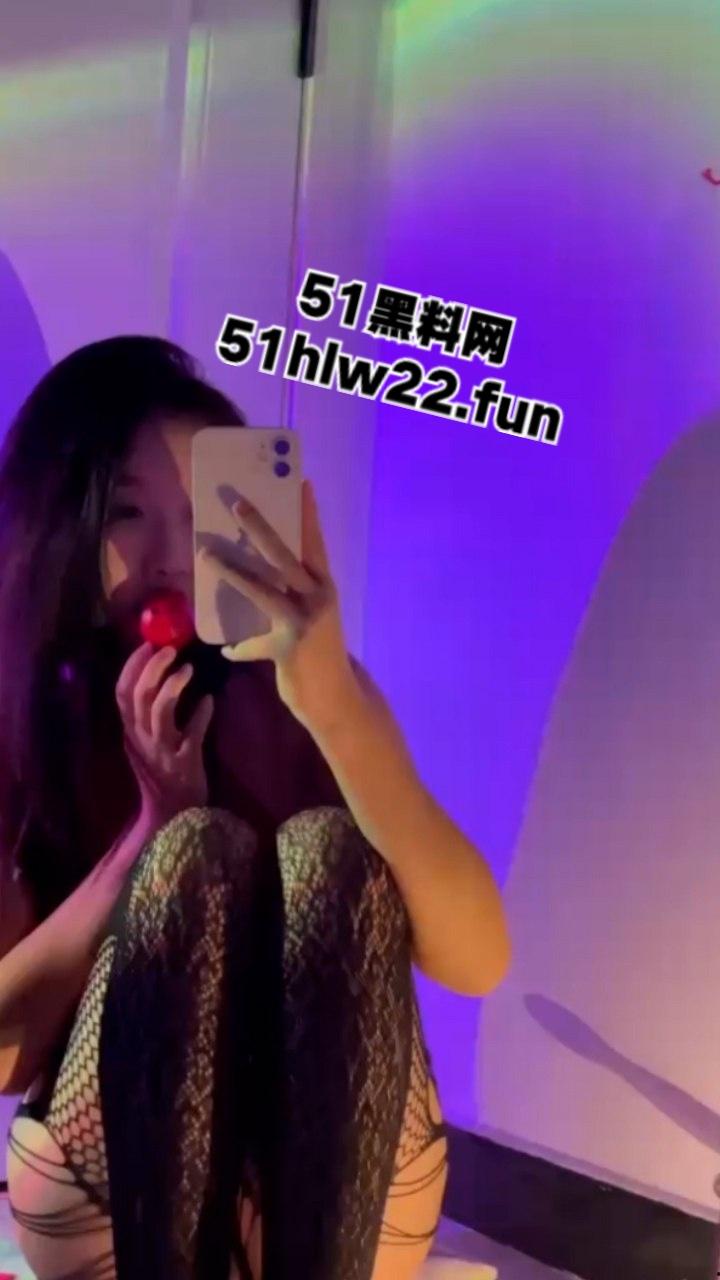 包头轻工技术学院反差妹【王静】深夜化身淫荡骚狗,黑丝翘臀疯狂榨精自慰陪睡各种约炮。-8