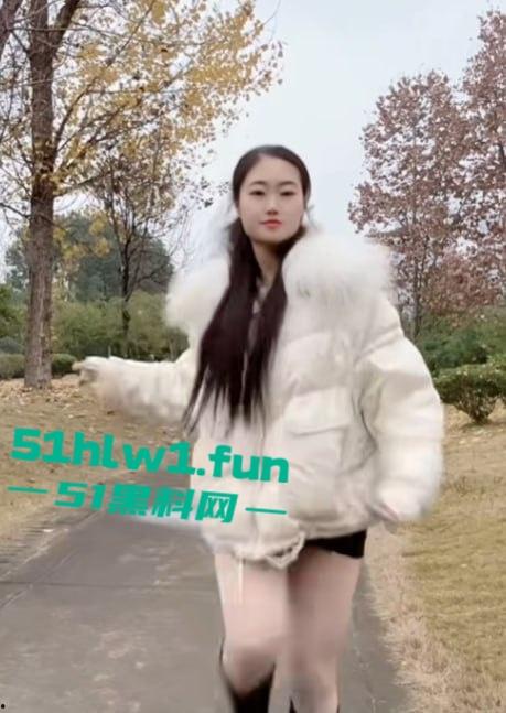 抖音小网红【屿菲】给榜一大哥定制骚视频，脱衣自慰又扭又叫，扭腰抠逼直冲镜头，骚鸡这回玩砸了！-3