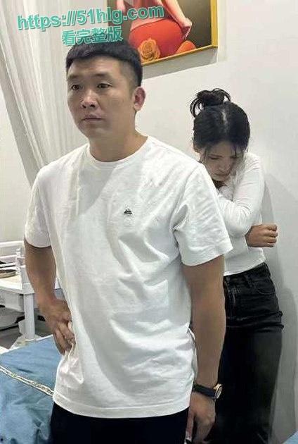 【德宏芒市】女子【晓林】因老公【林强】长期出轨不堪其辱选择自杀!男子跪在灵堂忏悔,与小三激情视频被全网疯传,引发热议!-3