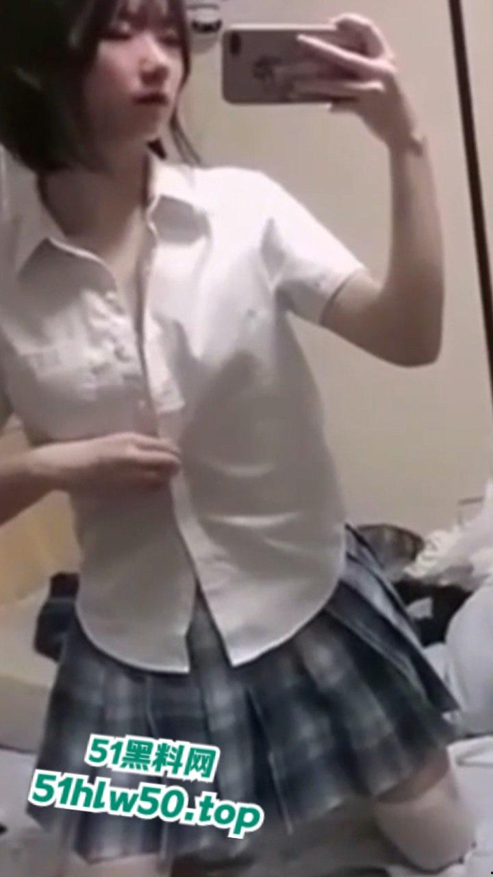 浙大城市学院嫩妹【白炜彤】寝室大战2男,乘骑位摇摆含住另一个人的鸡巴,清纯与淫荡并存的代表!-9