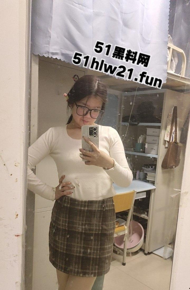 洛阳师范学院【王钦辉】在男友面前清纯如雪,在外面却骚如母狗经常约炮。-3