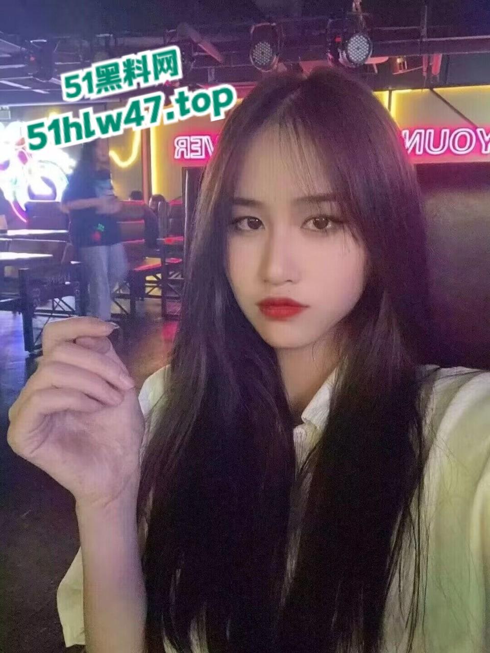 高颜值女大学生【薛翊宁】顶级身材反差女神,美腿修长诱人性爱图影泄密流出。-7