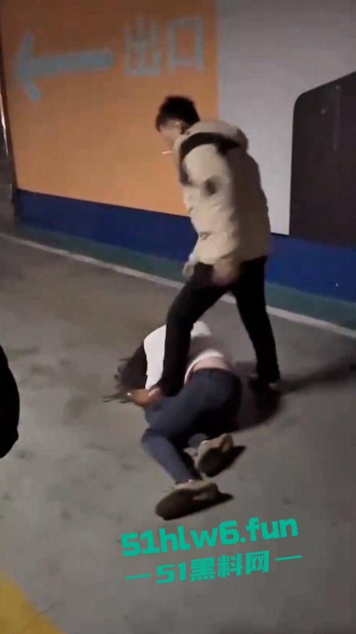 地下停车场捉奸,女子联合亲友抓小三当场逮住老公和小三亲热,将两人围堵殴打,妻子和带来的人已经被刑拘。-8