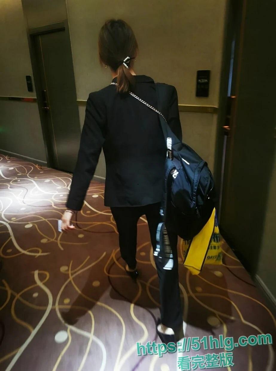 【江苏南京】银行理财经理【林怡睿】为拉客户 背着老公送逼上门 在酒店穿着性感情趣装 被金主各种爆操-4