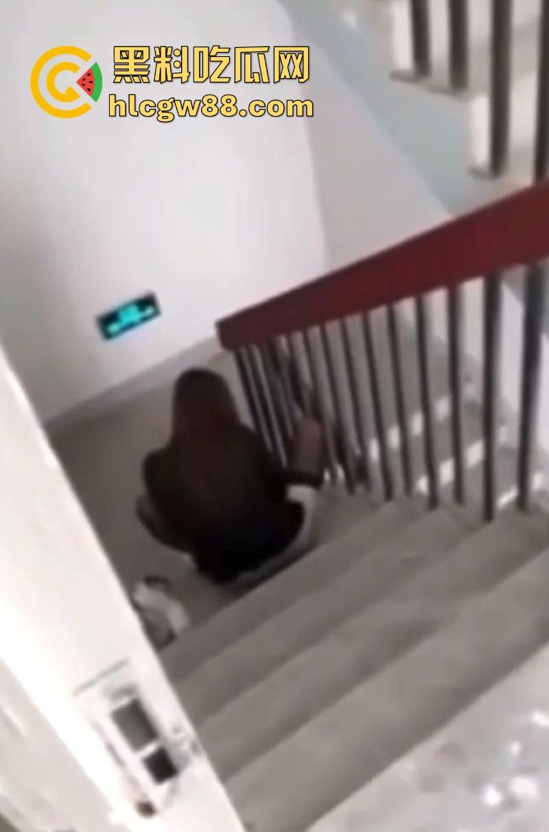 住一起多年的女业主竟然是黄播主播!身穿黑丝楼道大尺度露出自慰 娇喘呻吟听的人欲火焚身!-7