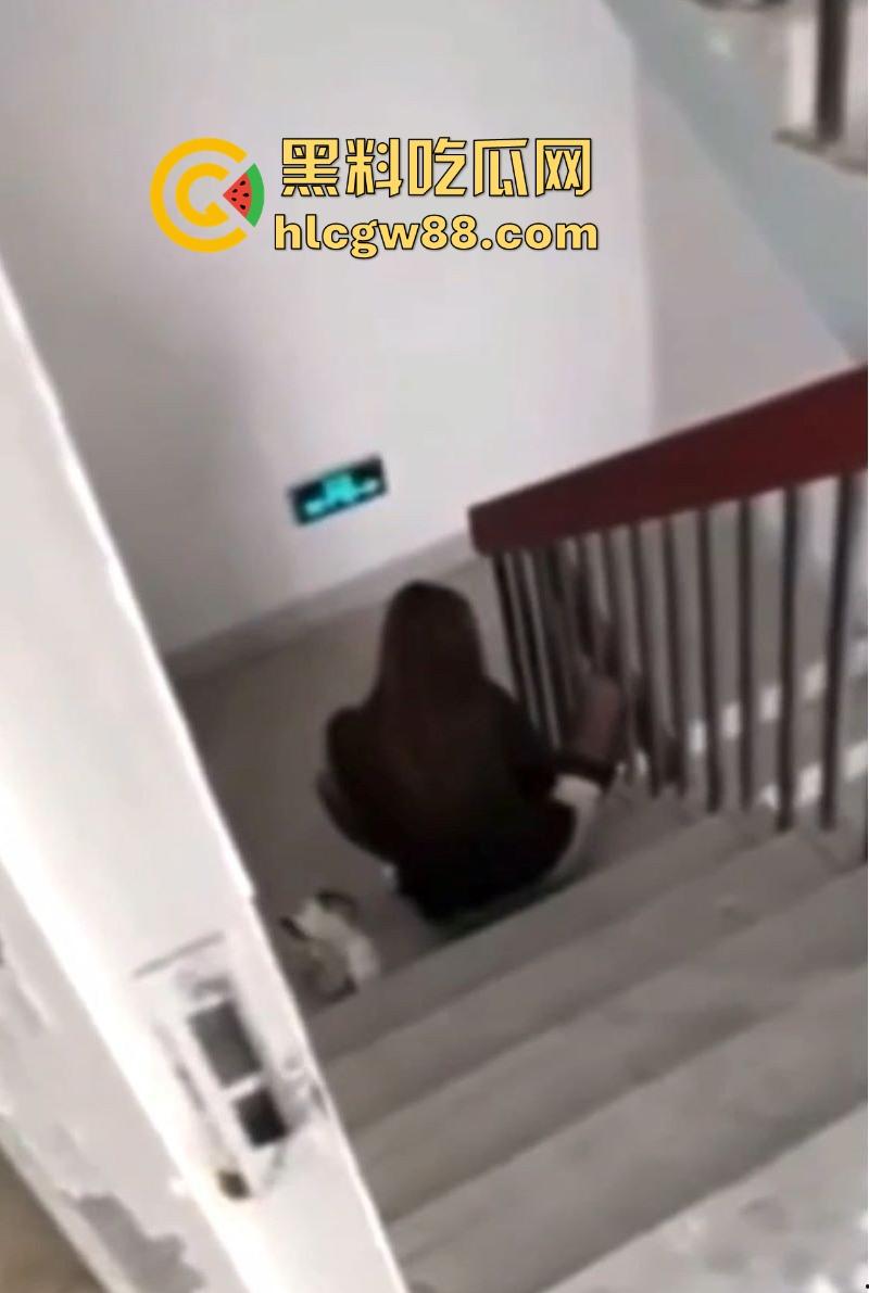 住一起多年的女业主竟然是黄播主播!身穿黑丝楼道大尺度露出自慰 娇喘呻吟听的人欲火焚身!-8
