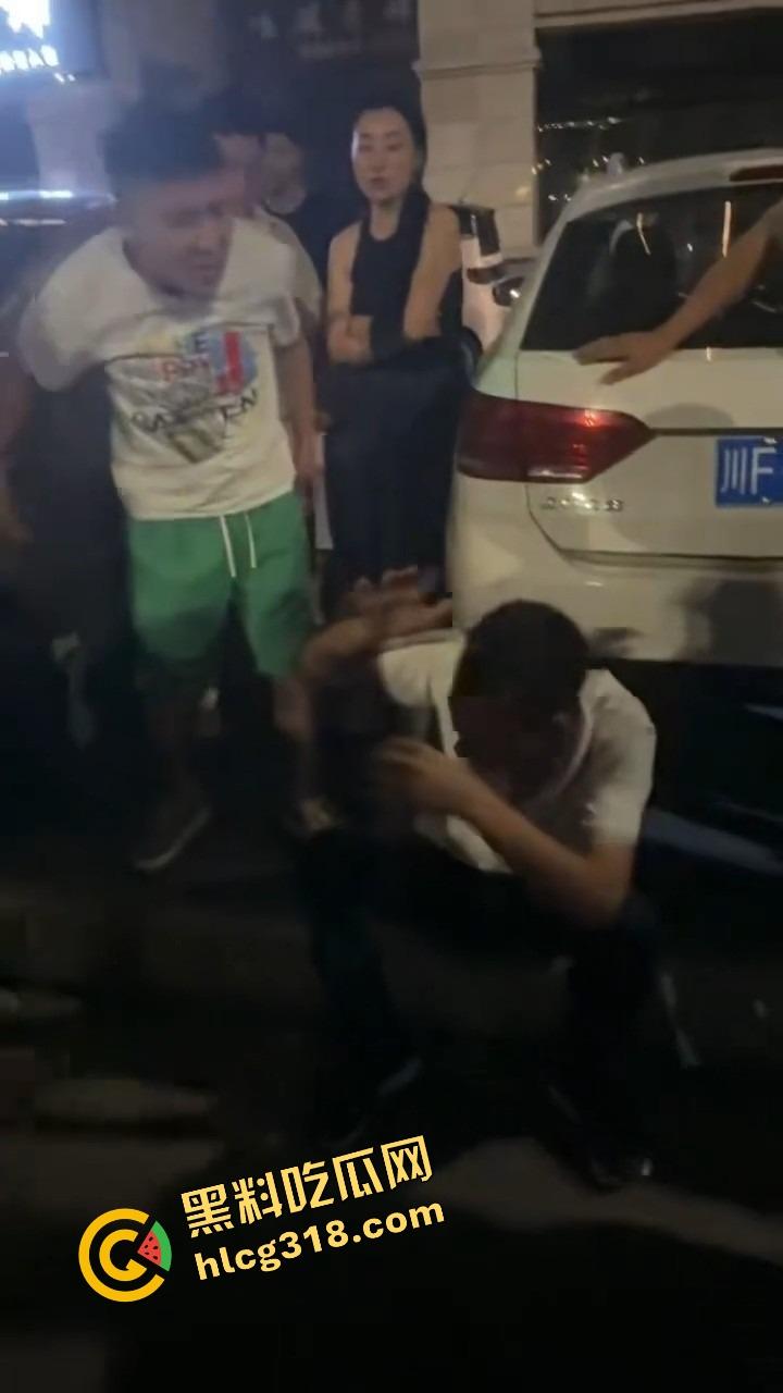 彭山老毕登抖音撩小妹妹,酒店门口被亲爹堵住一顿胖揍,老色胚当场趴窝,路人全程围观叫好!-5