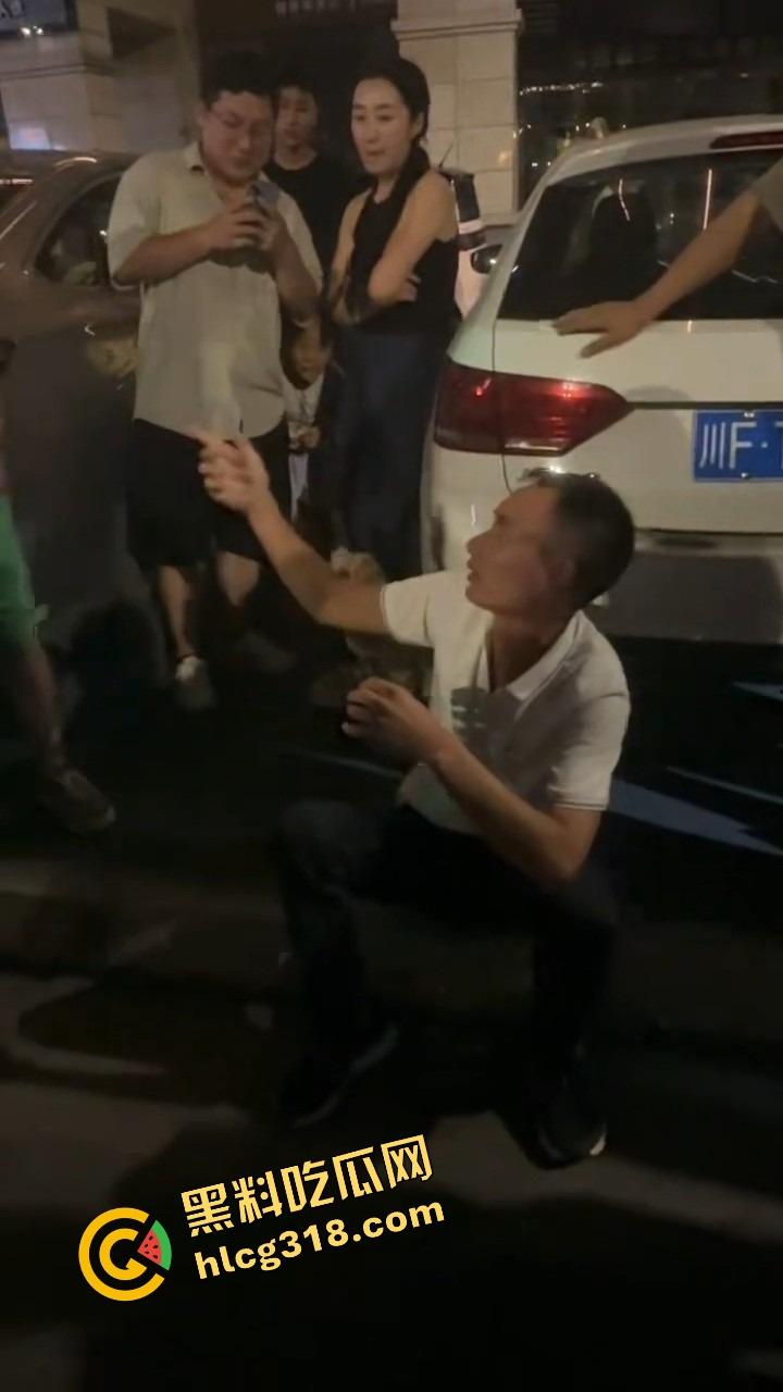 彭山老毕登抖音撩小妹妹,酒店门口被亲爹堵住一顿胖揍,老色胚当场趴窝,路人全程围观叫好!-6