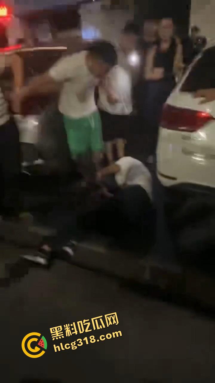 彭山老毕登抖音撩小妹妹,酒店门口被亲爹堵住一顿胖揍,老色胚当场趴窝,路人全程围观叫好!-9