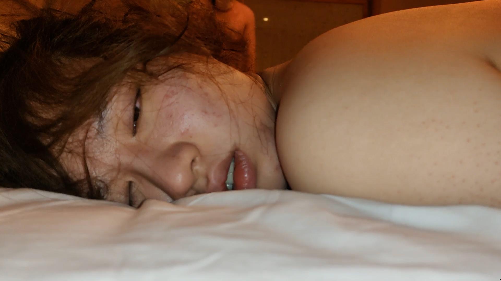 迷奸风骚邻居阿姨 饥渴难耐的鲍鱼喷水停不下来 操到高潮差点爽醒-4