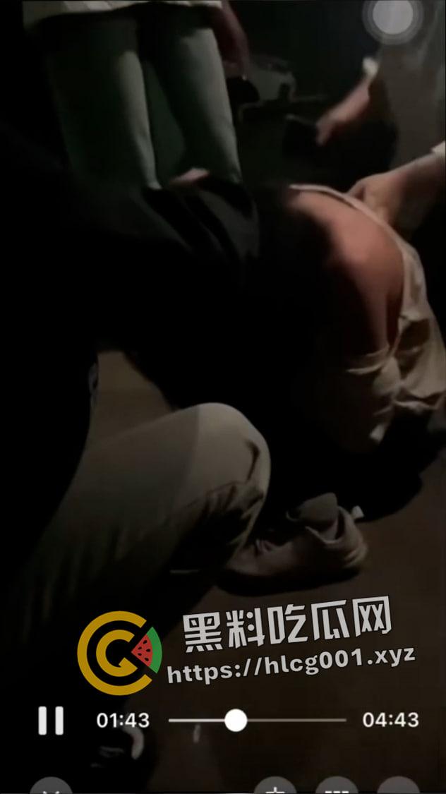 孝义商业街围殴女孩事件!衣服都给扯烂了 霸凌者面目全曝光 竟然全是小仙女 现场视频流出-6