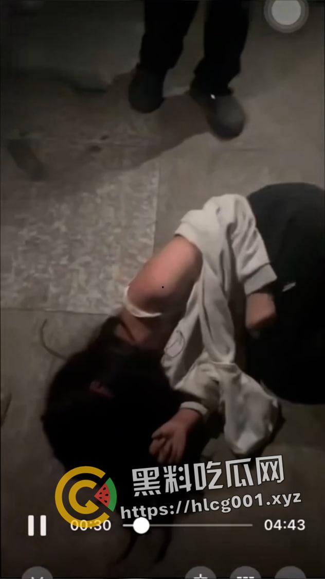 孝义商业街围殴女孩事件!衣服都给扯烂了 霸凌者面目全曝光 竟然全是小仙女 现场视频流出-7