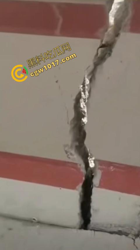 惊悚一幕!四川红旗大桥瞬间坍塌,山体滑坡无情吞噬人类杰作,初建十月竟成废墟,心惊胆战!-4