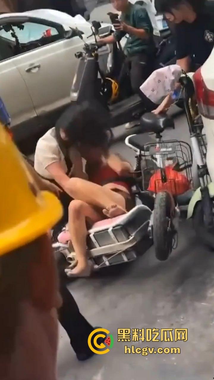 广东汕头陈暦合俩骚妇街头打架 抓头发脱衣服 现场都打成少儿不宜了!-4