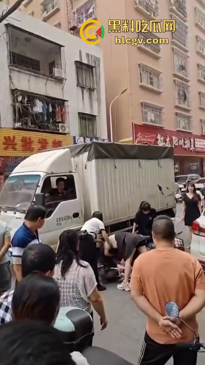 广东汕头陈暦合俩骚妇街头打架 抓头发脱衣服 现场都打成少儿不宜了!-5