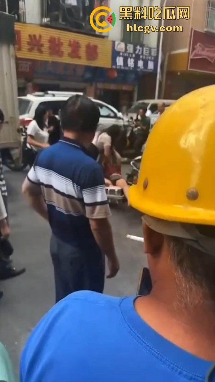 广东汕头陈暦合俩骚妇街头打架 抓头发脱衣服 现场都打成少儿不宜了!-8