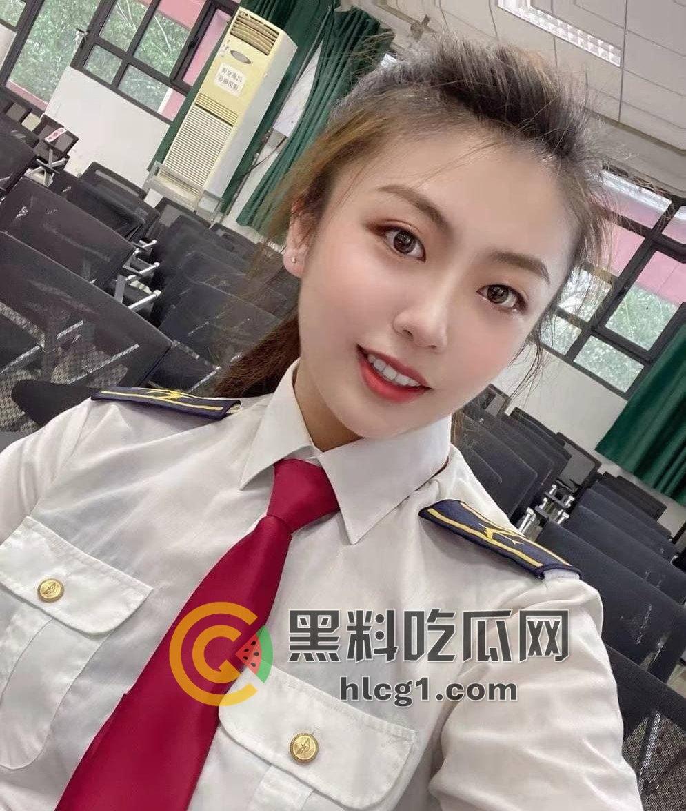 山航机长「何娜娜」原地干拔起飞,只为赶回去吃男友鸡巴,躺卧口爆视频被曝出!-1
