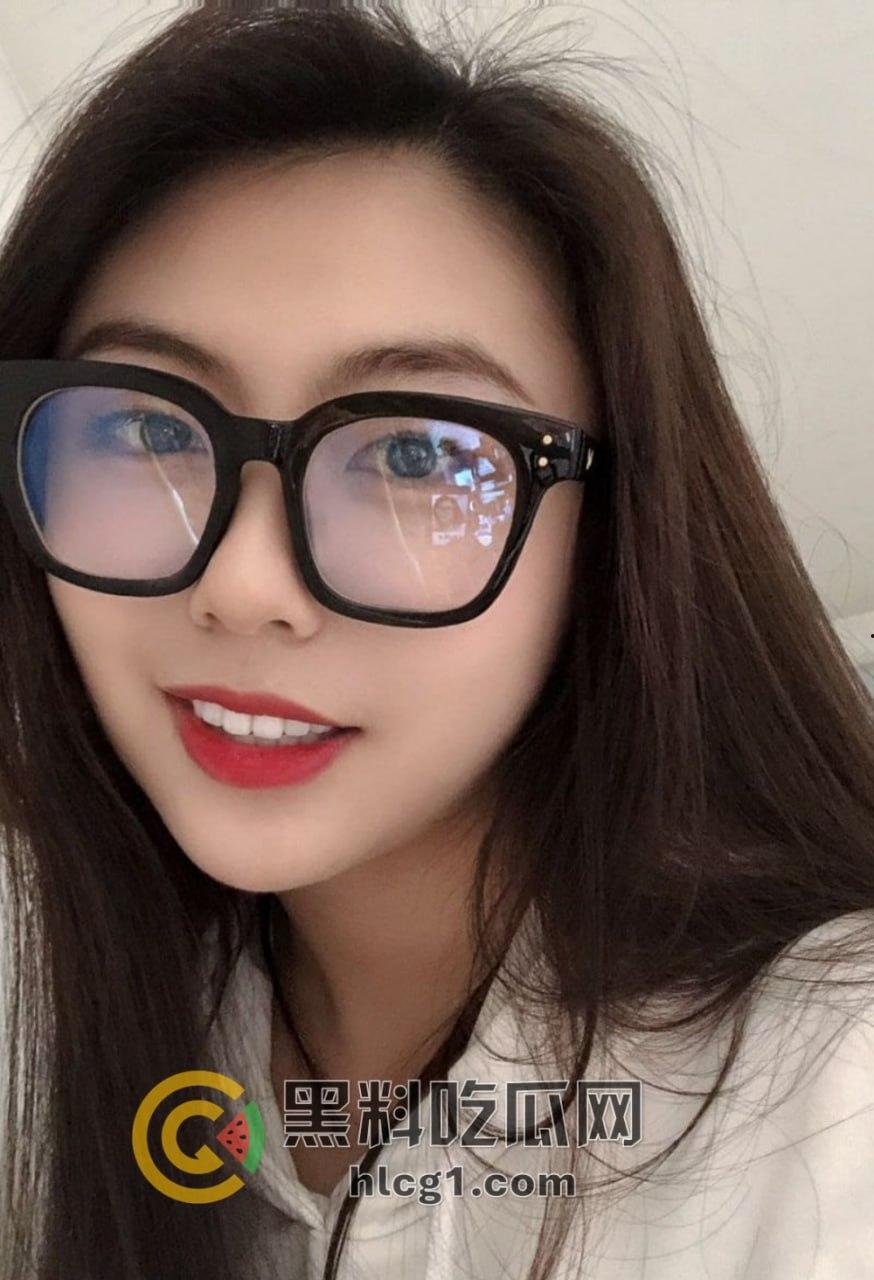 山航机长「何娜娜」原地干拔起飞,只为赶回去吃男友鸡巴,躺卧口爆视频被曝出!-2