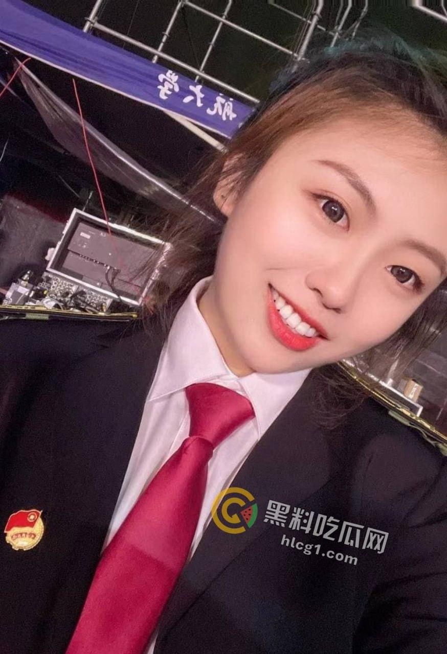 山航机长「何娜娜」原地干拔起飞,只为赶回去吃男友鸡巴,躺卧口爆视频被曝出!-7