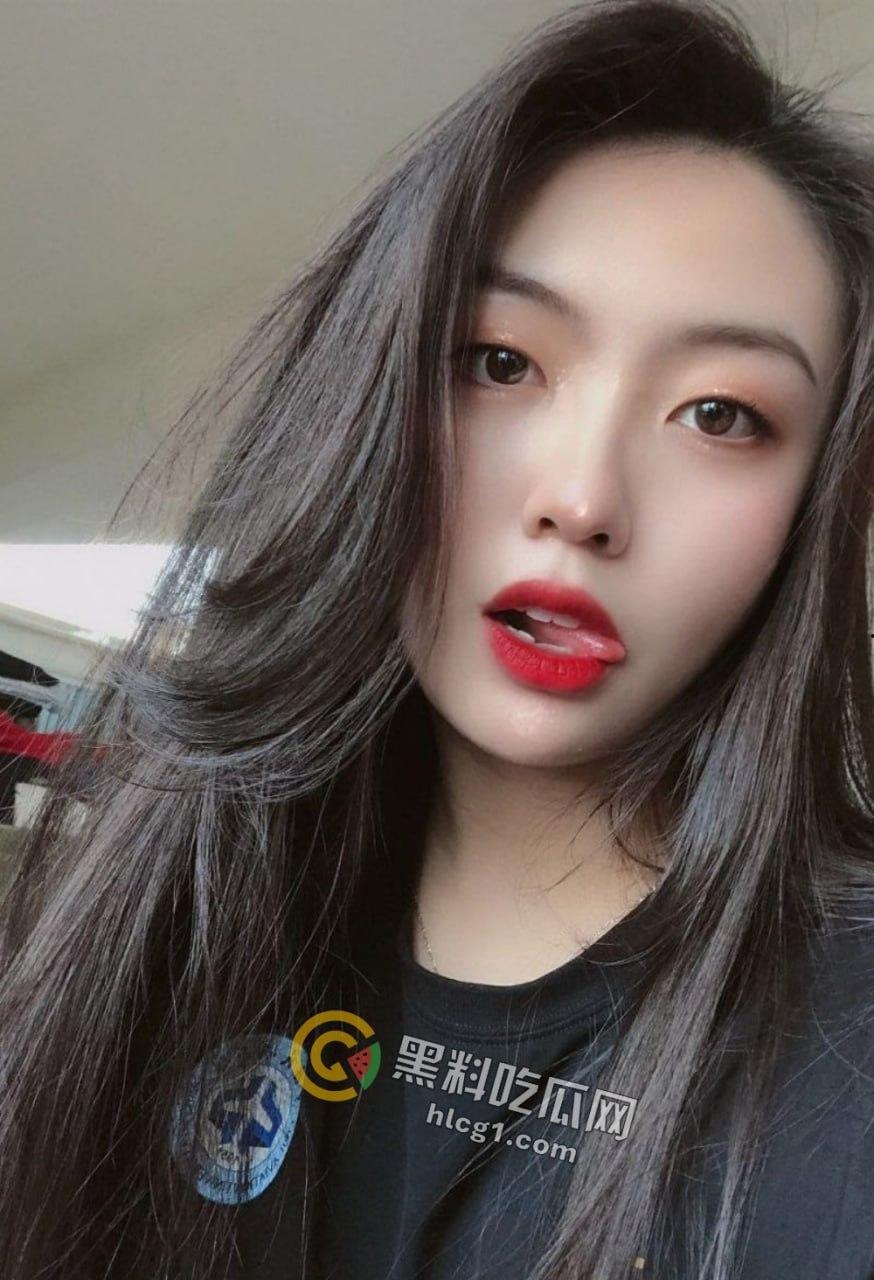 山航机长「何娜娜」原地干拔起飞,只为赶回去吃男友鸡巴,躺卧口爆视频被曝出!-8