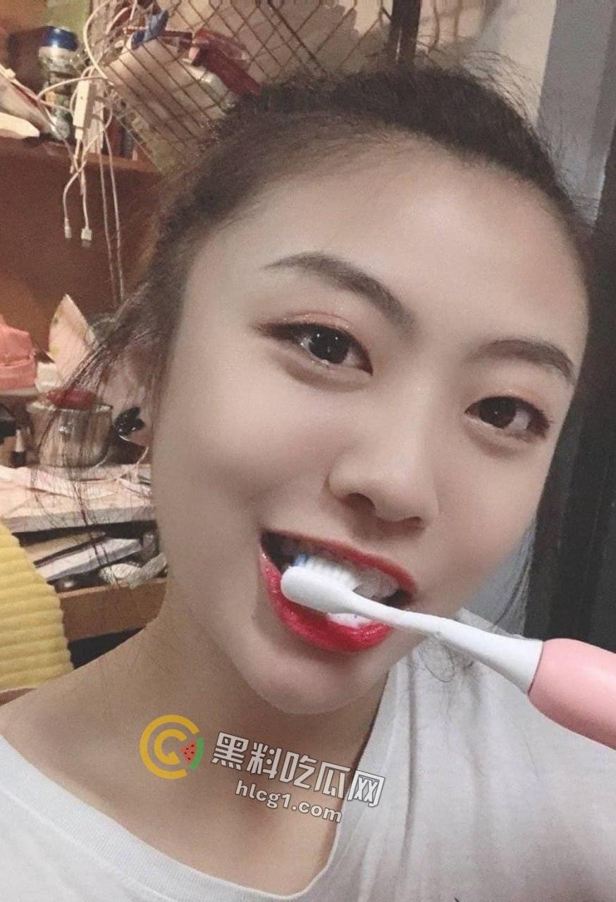 山航机长「何娜娜」原地干拔起飞,只为赶回去吃男友鸡巴,躺卧口爆视频被曝出!-10